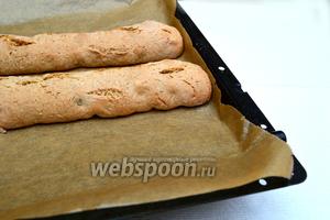 Вынимаем противень из духовки и даём «колбаскам» немного остыть.