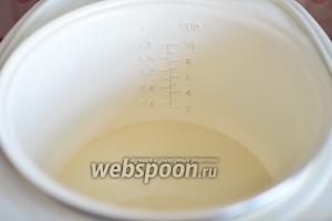 Теперь добавляем фильтрованную воду, ароматическую эссенцию, сок лимона и тщательно размешиваем до однородной массы.