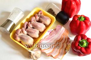 Для приготовления перепелов, подготовим продукты: 3 потрошеные тушки перепелов, 3 крупных болгарских перца, чеснок, грудинка варено-копчёная, масло сливочное, соль, перец и паприка (по вкусу). Вместо грудинки можно запросто использовать подкопченное сало или шпик.