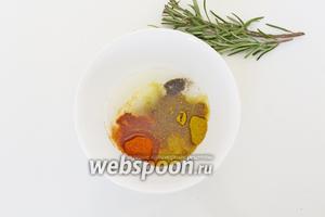 Приготовим маринад: масло оливковое, паприку молотую сладкую, порошок карри, перец чёрный молотый и соль.