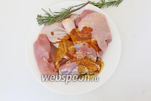 Замариновать кусочки курицы этим маринадом, накрыть плёнкой и убрать в холодильник, примерно на 1 час.