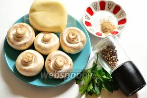 Подготовим продукты: грибы шампиньоны (желательно выбрать крупные), сыр Сулугуни, специи уцхо-сунели или хмели-сунели, немного чёрного перца и зелень для украшения. Моя порция состоит из 4 грибов.