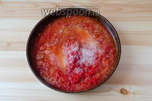 На сковороду выливаем 1 столовую ложку растительного масла. Прогреваем сковороду и отправляем туда перемолотые овощи. Доводим до кипения, добавляем сахар, уксус, а также соль и томим на небольшом огне в течение 5 минут.