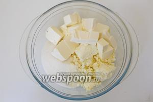 Для приготовления песочной основы, для печенья, надо сливочное масло нарезать на кубик, выложить в миску со 100 г сахара, ванилином и творогом, и хорошо растереть.