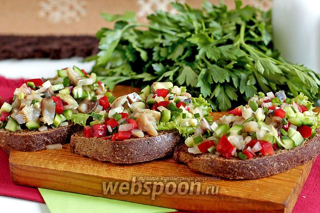 Фото Брускетта со скумбрией и овощами