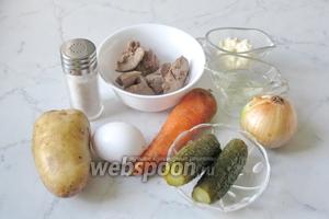 Для приготовления этого салата потребуются такие продукты: отварная куриная печень, отварной картофель и яйца, лук репчатый, морковь, маринованные огурцы, майонез, подсолнечное масло, соль.