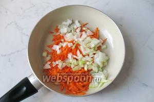 Репчатый лук и морковь почистить и помыть. Лук репчатый мелко нарезать, а морковь натереть на тёрке. Выложить на сковороду с подсолнечным маслом.