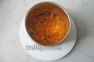На печень выложить тушёную морковь и лук. Этот слой можно смазать майонезом, но необязательно, так как овощи достаточно сочные.