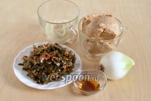 Подготовьте необходимые ингредиенты: морскую капусту, тофу, белый салатный лук, майонез и тёмное кунжутное масло. Для данного салата можно использовать любой вид плотного несладкого тофу и любую консервированную морскую капусту, например, как у меня — с морковью и сладким перцем.