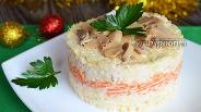 Фото рецепта Салат с индейкой, орехами и грибами