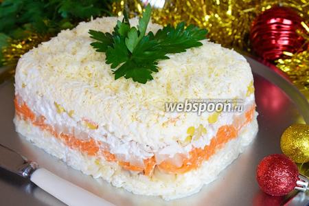 Фото рецепта Рождественский слоёный салат-торт