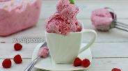 Фото рецепта Творожное мороженое с малиной