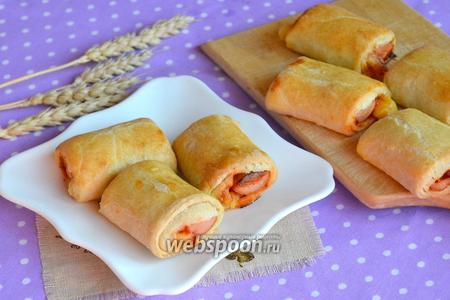 Фото рецепта Рулеты с сосисками и сыром