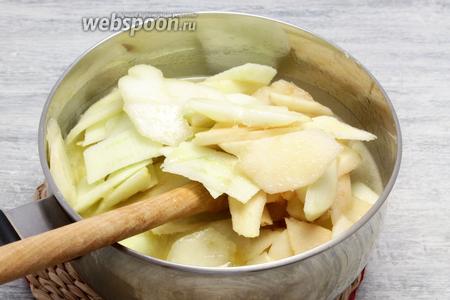 Загружаем грушево-яблочную нарезку. Перед этим с чистых плодов снимаем кожуру, вырезаем сердцевину, мякоть делим пластинами. Провариваем 5 минут после закипания.