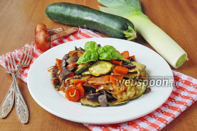 Фото Тёплый салат из подосиновиков и овощей