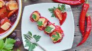 Фото рецепта Алыча фаршированная курицей с помидорами