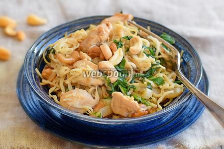 Фото рецепта Куриная грудка с китайской вермишелью и мангольдом