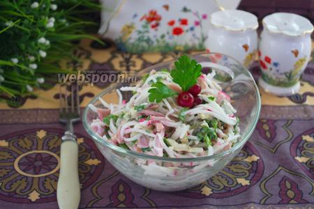 Фото рецепта Сочный салат с редькой и бужениной