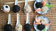 Фото рецепта Шарики с морепродуктами из белого и чёрного риса