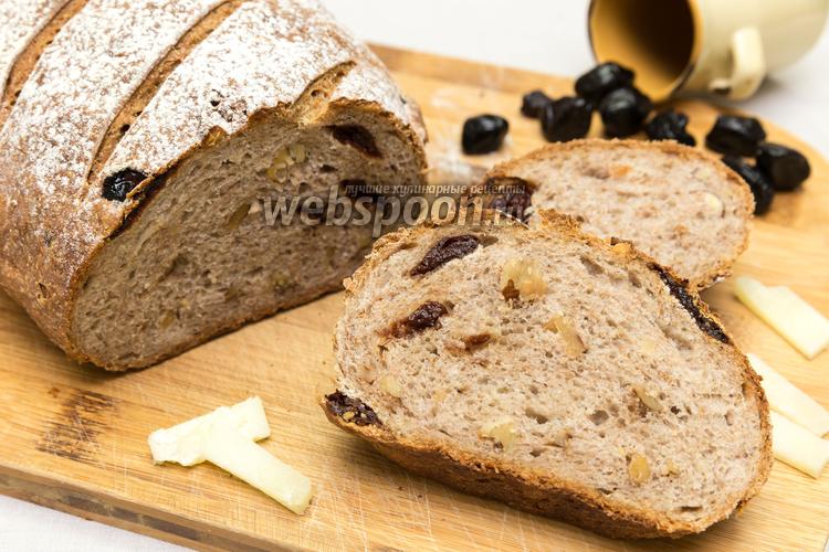 Фото Пшенично-ржаной хлеб с вяленой вишней и орехами