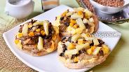 Фото рецепта Куриные медальоны с ананасами, грибами и кукурузой