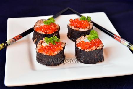 Фото рецепта Роллы с кальмарами и красной икрой