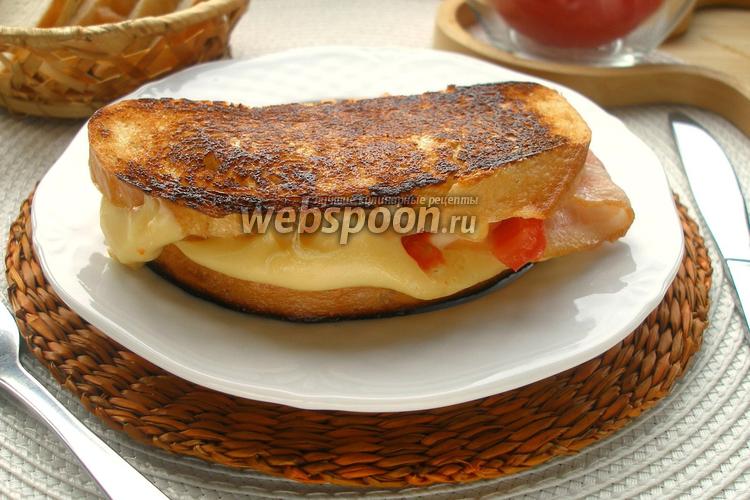 Фото Горячий сэндвич с двойным сыром, томатом и беконом