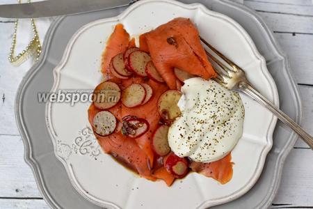 Фото рецепта Салат из лососевых с редисом