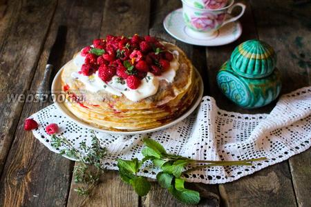 Фото рецепта Шведский блинный торт со взбитыми сливками и ягодами
