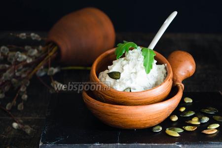 Фото рецепта Пате-намазка из сливочного сыра с тыквенными семечками