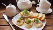 Фото рецепта Куриный паштет с сыром, огурцом и орехами