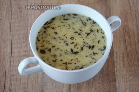 Готовый суп наливаем в порционную тарелку или горшочек для запекания. 