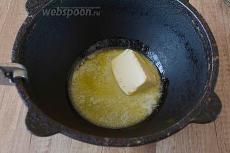 В казане или сковороде вок растапливаем сливочное масло.