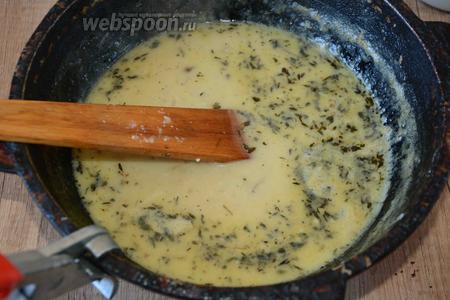 Когда и вторая порция бульона испарится, то добавляем оставшийся бульон. Доводим до кипения, и варим до того момента, пока суп не станет относительно густым.