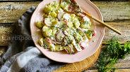 Фото рецепта Салат из картофеля и редиски с заправкой из сметаны и хрена