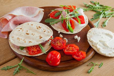 Фото рецепта Лаваш с ветчиной, сыром и рукколой