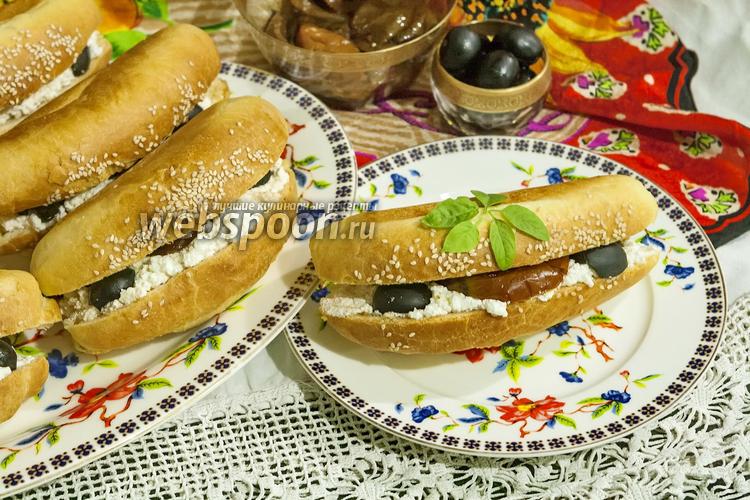 Фото Сэндвич с козьим творогом, вялеными томатами и оливками