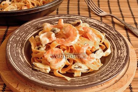 Фото рецепта Паста с мидиями и тигровыми креветками в сливочном соусе