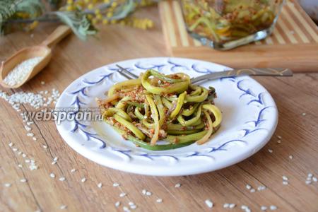 Фото рецепта Салат из черемши с кунжутом