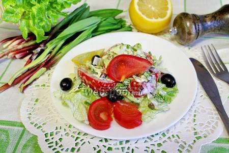 Фото рецепта Салат из черемши с помидорами