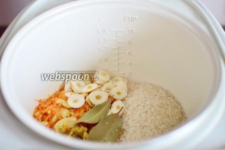 К готовой поджарке высыпаем промытый пропаренный рис, чеснок, приправы и соль.