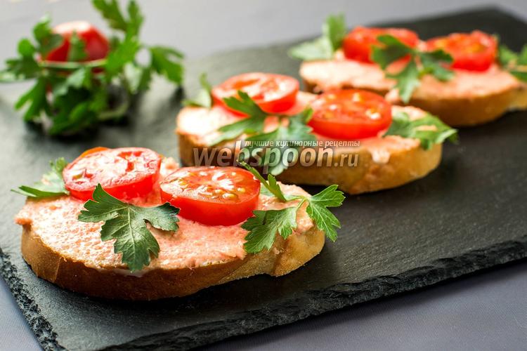 Фото Бутерброды с икрой мойвы и помидорами черри