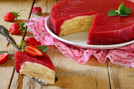 Фото рецепта Блинный торт с клубничным желе