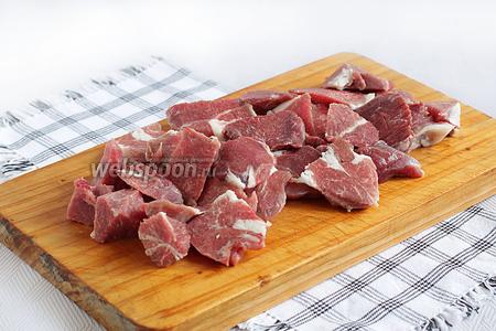 Мясо нарезать удобными кусочками.