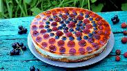 Фото рецепта Бисквитный торт с ягодами в желе и сливочным кремом