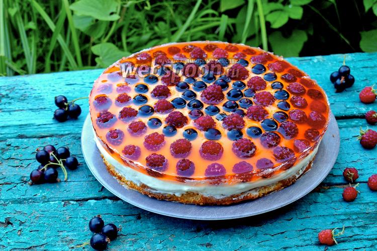 Фото Бисквитный торт с ягодами в желе и сливочным кремом
