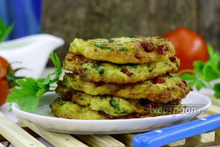 Фото рецепта Оладьи из кабачков с колбасой
