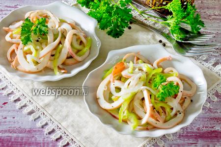 Фото рецепта Закуска из кальмаров с луком и сладким перцем