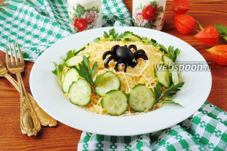 Фото рецепта Салат со шпротами и сыром «Паутинка»