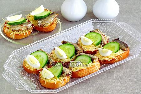 Фото рецепта Бутерброды со шпротами, перепелиными яйцами, огурцом и сыром
